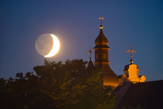 Iglesia católica en Pinsk (Bielorrusia) y la Luna