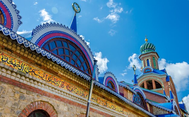 Foto una iglesia con un cielo azul y una cúpula con la palabra st. petersburgo en eso