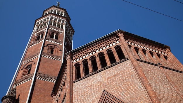 Una iglesia con un cielo azul de fondo