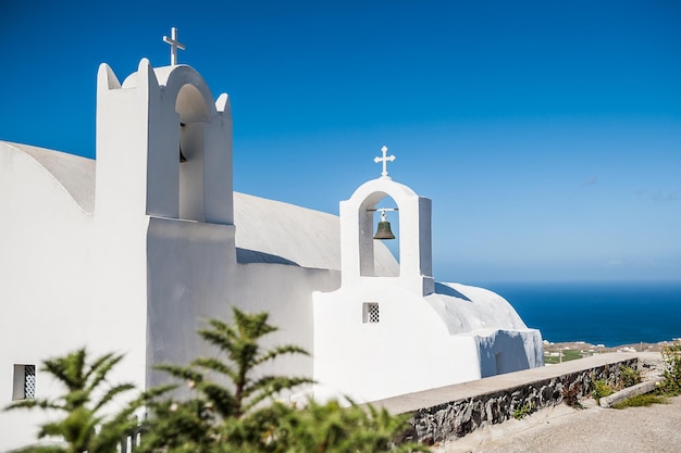 Iglesia en la ciudad de Fira. Arquitectura blanca en la isla de Santorini, Grecia. Hermoso paisaje con vista al mar