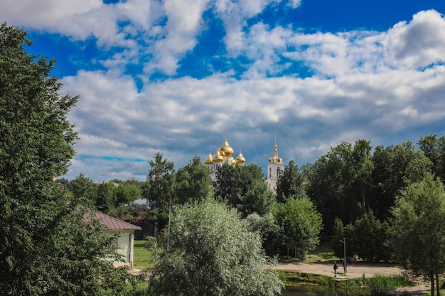 iglesia de la ciudad en el parque