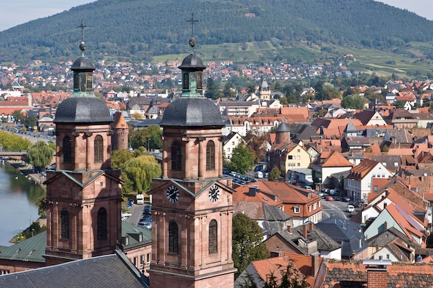 Iglesia de la ciudad St Jakobus vistas al río Main Miltenberg Baviera Alemania