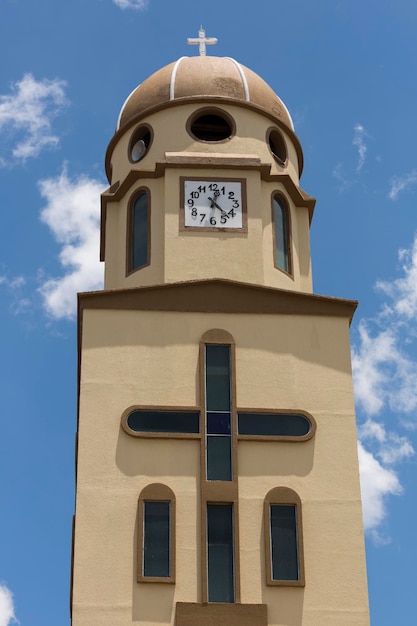 Iglesia Colonial en Salento contra el cielo azul claro Colombia