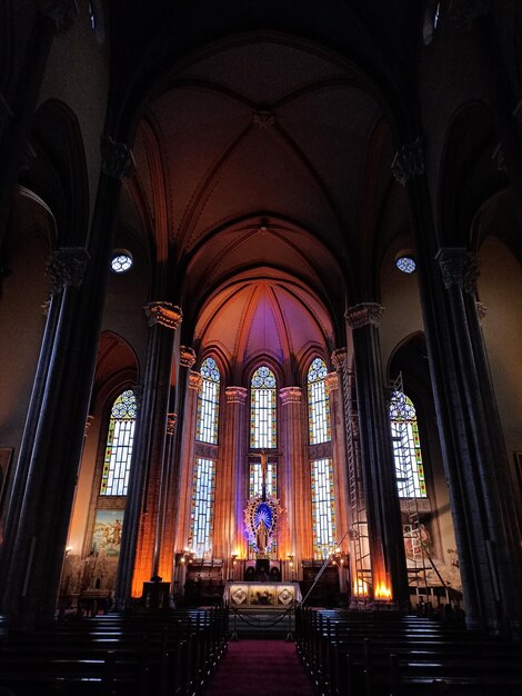 Una iglesia con columnas y un letrero azul que dice "la palabra". "