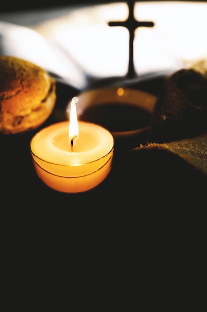 Iglesia Comunión Pan y vino velas cruces y biblias