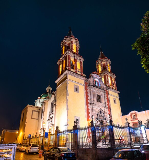 Iglesia de la congregación de Nuestra Señora de Guadalupe en Santiago de Queretaro, México por la noche