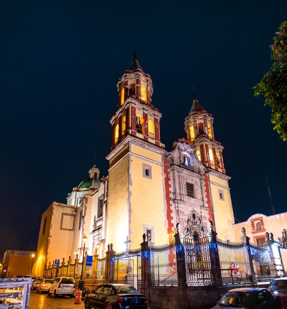 Foto iglesia de la congregación de nuestra señora de guadalupe en santiago de queretaro, méxico por la noche