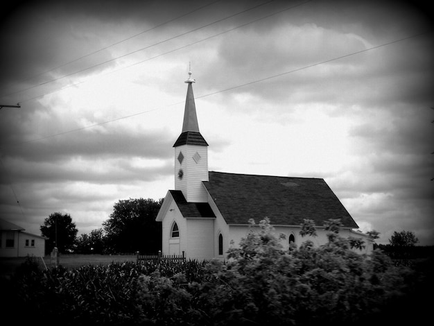 Iglesia contra el cielo nublado