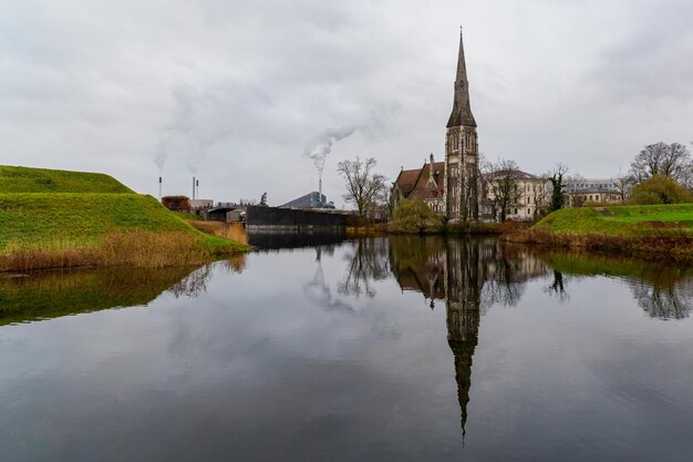 Iglesia de Copenhague junto a un lago