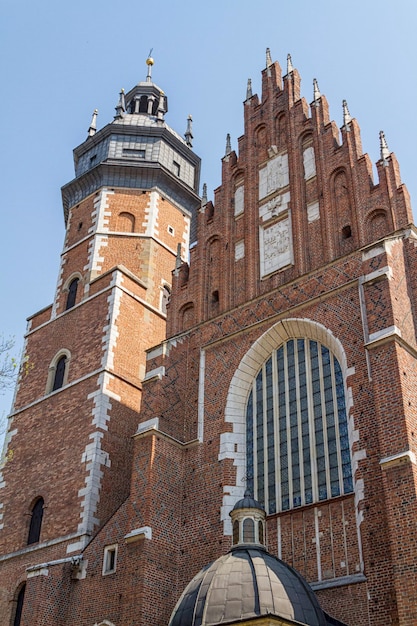 La iglesia de Cracovia Corpus Christi fue fundada por Kasimirus III el grande alrededor de 1340. La fachada tiene un frontón gótico, mientras que la decoración del interior es barroca.