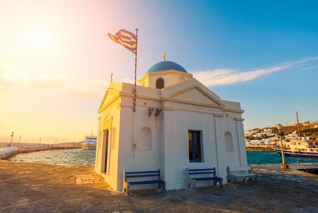 Iglesia cristiana al atardecer