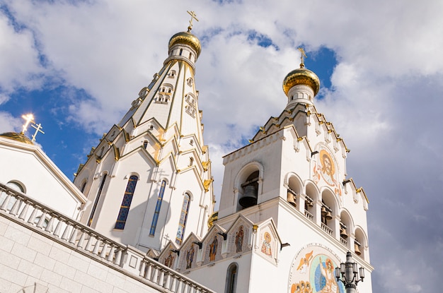 Iglesia cristiana blanca contra el cielo