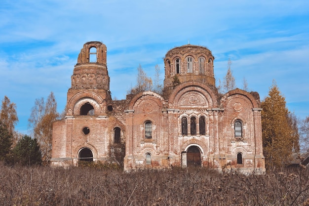 Iglesia cristiana de ladrillo rojo abandonada en las profundidades de Rusia edificio abandonado en el desierto