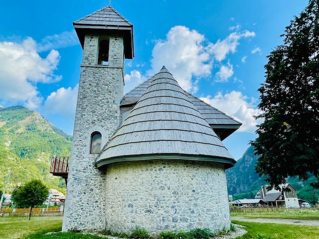 Iglesia cristiana en el pueblo de Theth en el Parque Nacional Theth Albania