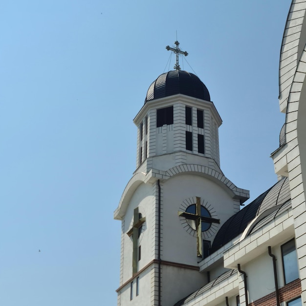 Una iglesia con una cruz encima