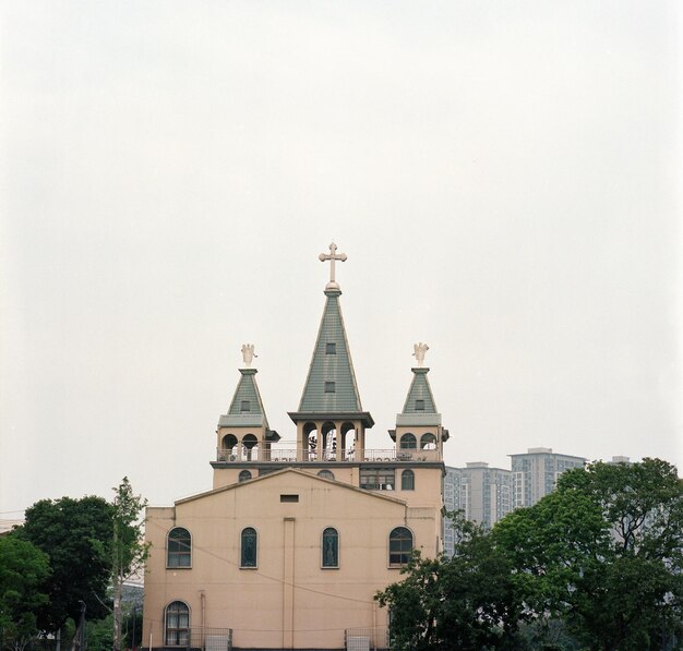 Una iglesia con una cruz encima