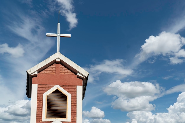 Foto iglesia con cruz en la parte superior a la luz del día