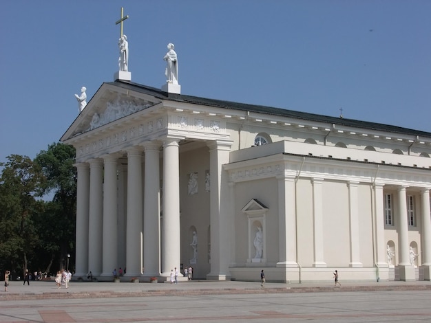 Foto una iglesia con una cruz en la parte superior