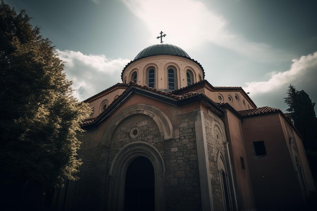 Una iglesia con una cruz en la parte superior.