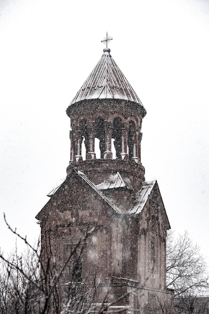 la iglesia cubierta de nieve