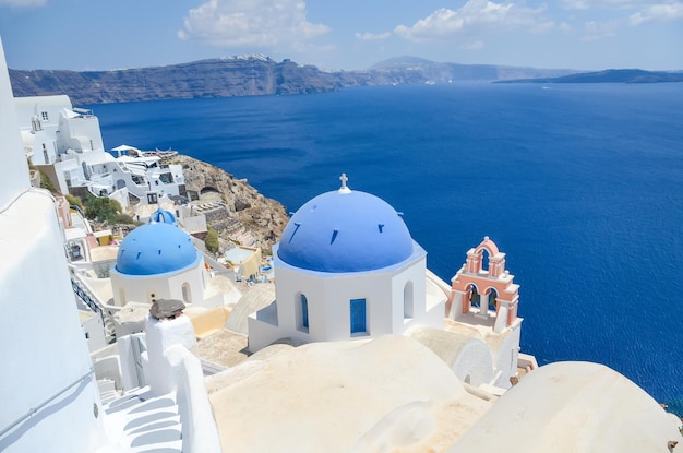 Iglesia con cúpula azul en la isla de Santorini