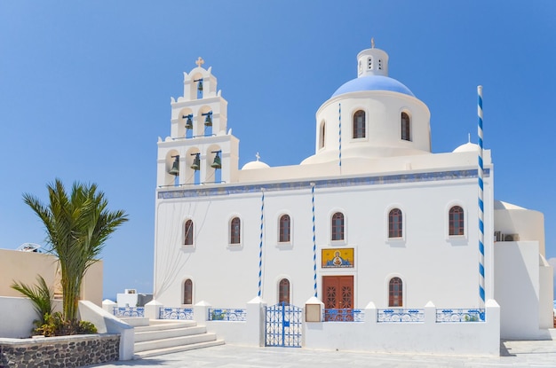 Iglesia con cúpula azul en la isla de Santorini