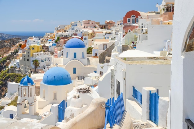 Iglesia con cúpula azul en la isla de Santorini