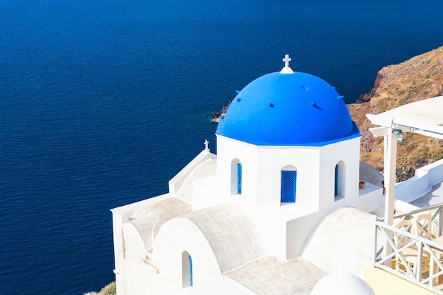 Iglesia con cúpulas azules en la ciudad de Oia, isla de Santorini, Grecia