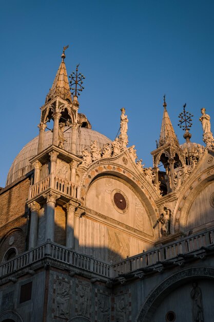 Foto iglesia en un día soleado en venecia, italia