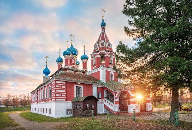 Iglesia de Dmitry sobre la sangre en el Kremlin de Uglich en los rayos del sol de otoño de la mañana