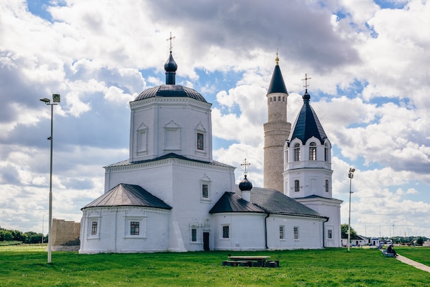 Iglesia de la Dormición y Gran Minarete de la Mezquita Catedral en la mesa. Bolghar, Rusia.