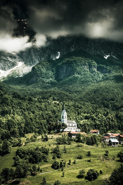 Iglesia dramática en altas montañasDreznica Eslovenia