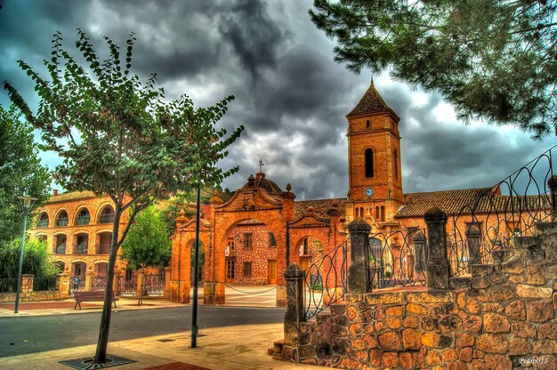 una iglesia con un edificio de ladrillo rojo y una iglesia con una cruz en la parte superior