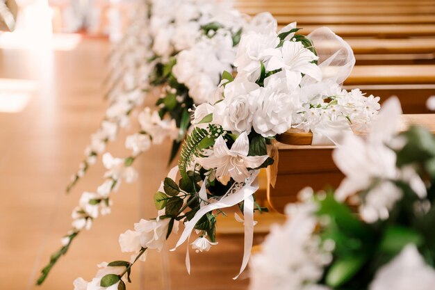 La iglesia está decorada para el sacramento de la boda.