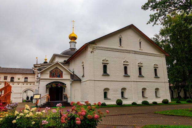 Iglesia de la Exaltación de la Santa Cruz en el convento de Vvedensky Tolga en Yaroslavl Rusia