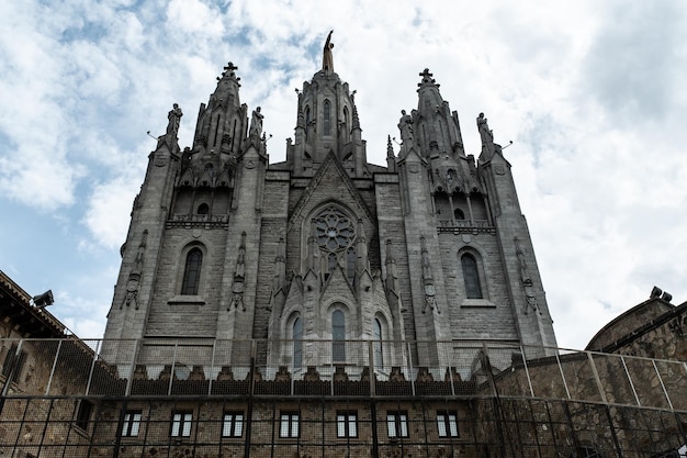 Iglesia famosa - catedral en Barcelona, España