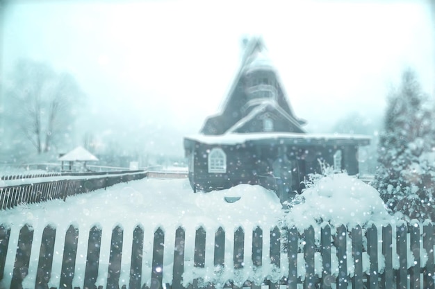 iglesia de fondo borroso en el pueblo ruso cubierto de nieve