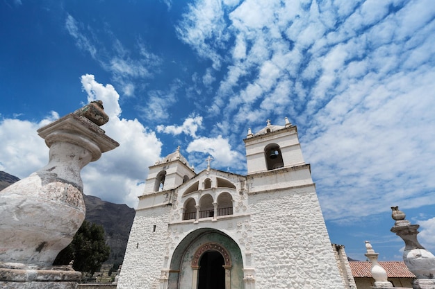 Iglesia en el fondo del cielo nublado