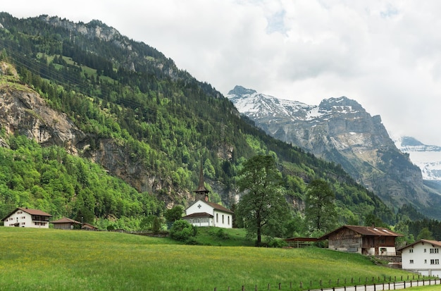 Iglesia en el fondo de las montañas Suiza