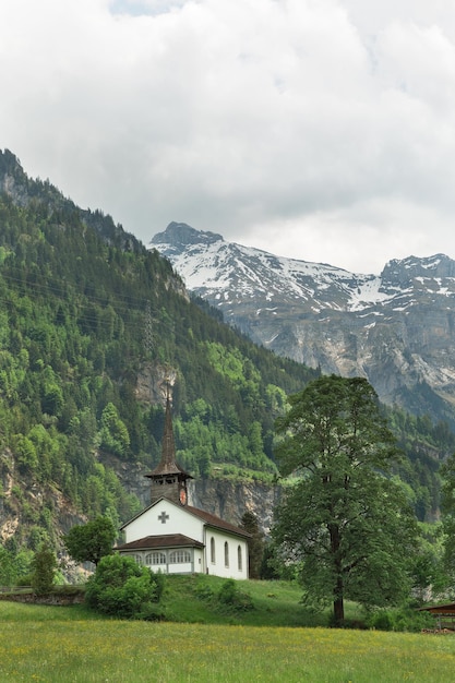 Iglesia en el fondo de las montañas Suiza