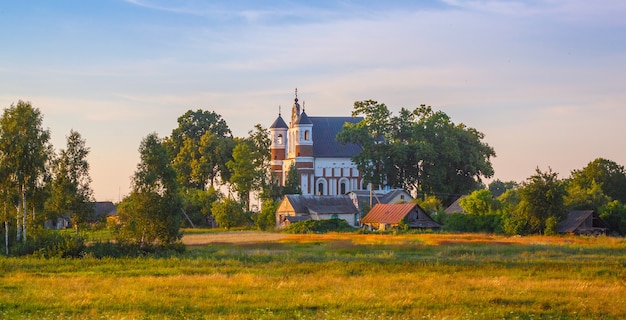 Iglesia fortaleza antigua en Muravanka (Bielorrusia)