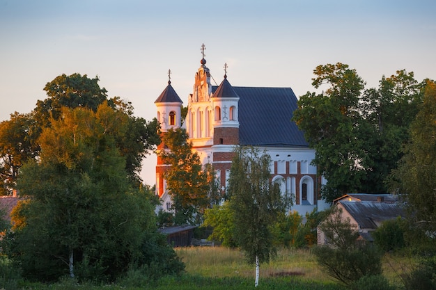 Iglesia fortaleza antigua en Muravanka (Bielorrusia)