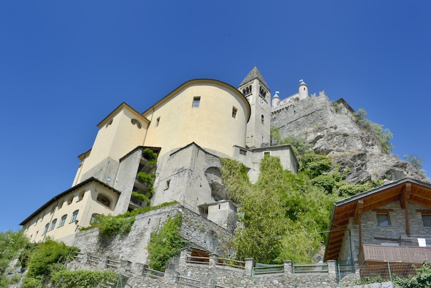 Iglesia y fortaleza en una colina.