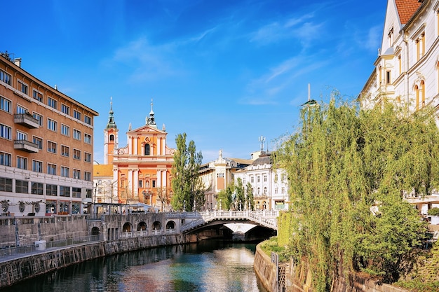 Iglesia Franciscana de la Anunciación y Puente Triple en el centro histórico de Ljubljana, Eslovenia