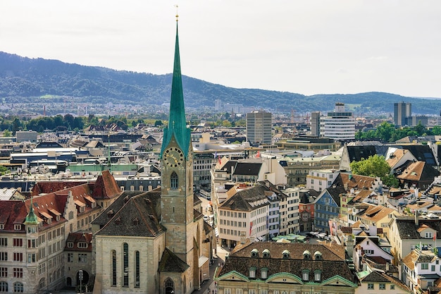 Iglesia Fraumunster y tejados del casco antiguo de la ciudad de Zúrich, Suiza