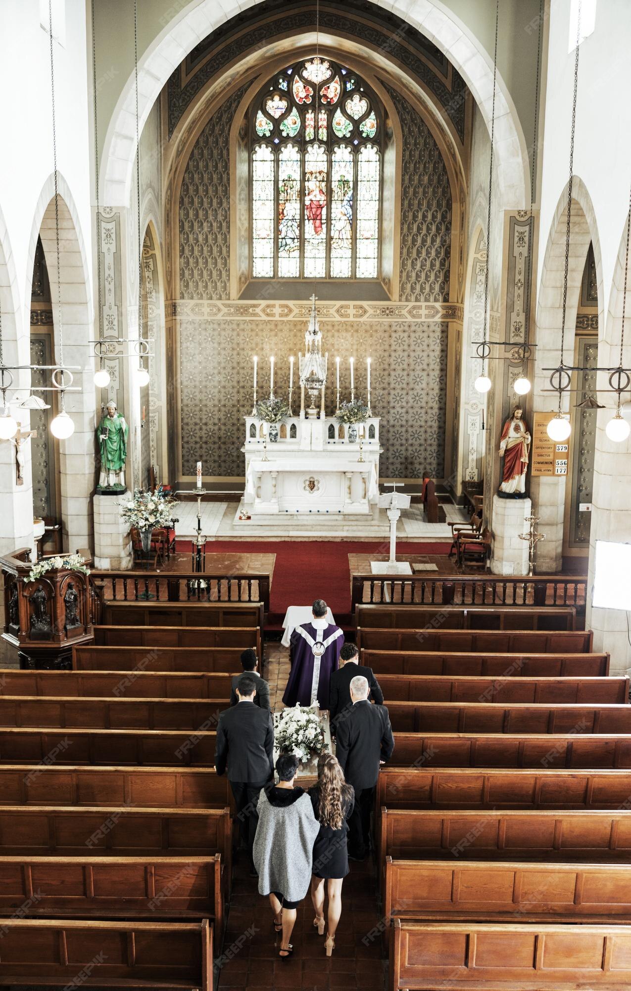 Iglesia funeraria y personas que caminan juntas para llevar un ataúd después de una muerte o pérdida mientras están adentro para el servicio conmemorativo amigos de la familia o comunidad que sienten Iglesia funeraria y personas que caminan juntas para llevar un ataúd después de una muerte o pérdida mientras están adentro para el servicio conmemorativo amigos de la familia o comunidad que sienten