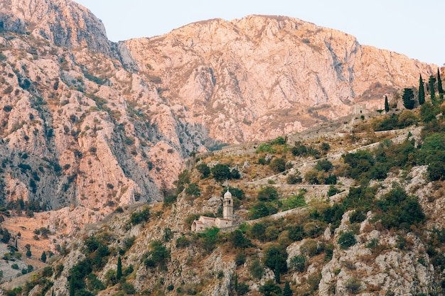 Iglesia gospa od zdravlja de kotor en la pared montenegro kotor