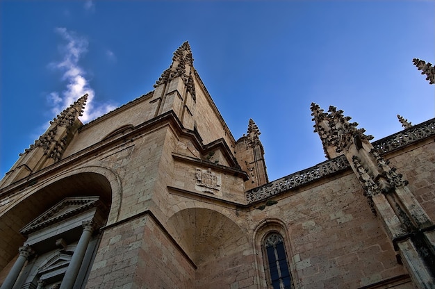 Foto una iglesia grande con un cielo azul detrás