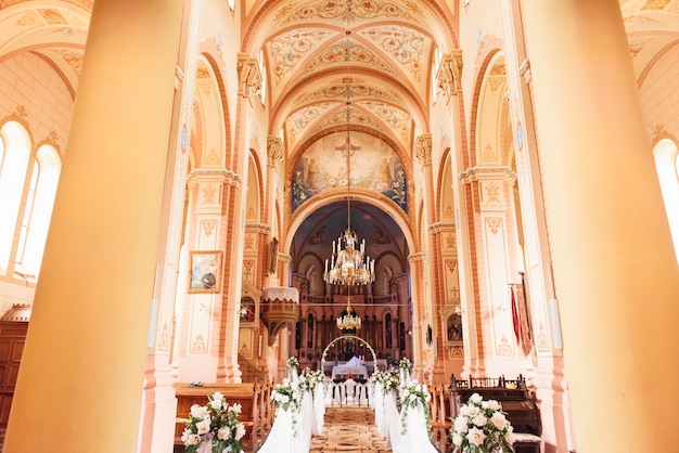 Una iglesia grande y hermosa está decorada para la ceremonia de boda de los recién casados Belogruda abril de 2021