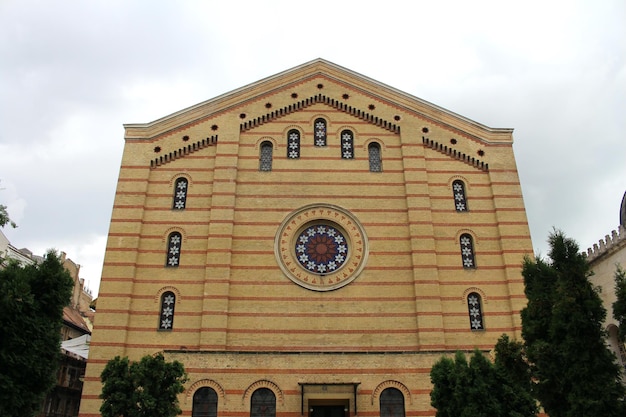 Una iglesia grande con un reloj en el frente